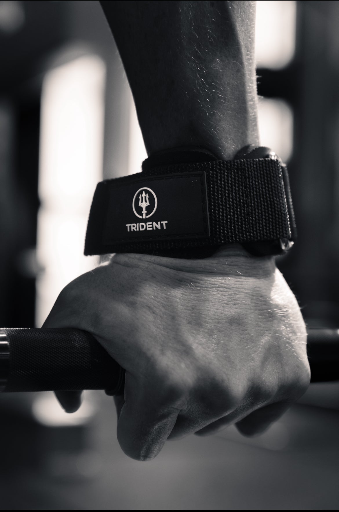 Lifting with lifting straps medium distance 